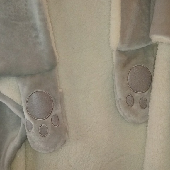 Bear Hooded Snuggler with Hand Warmers - Picture 2 of 6